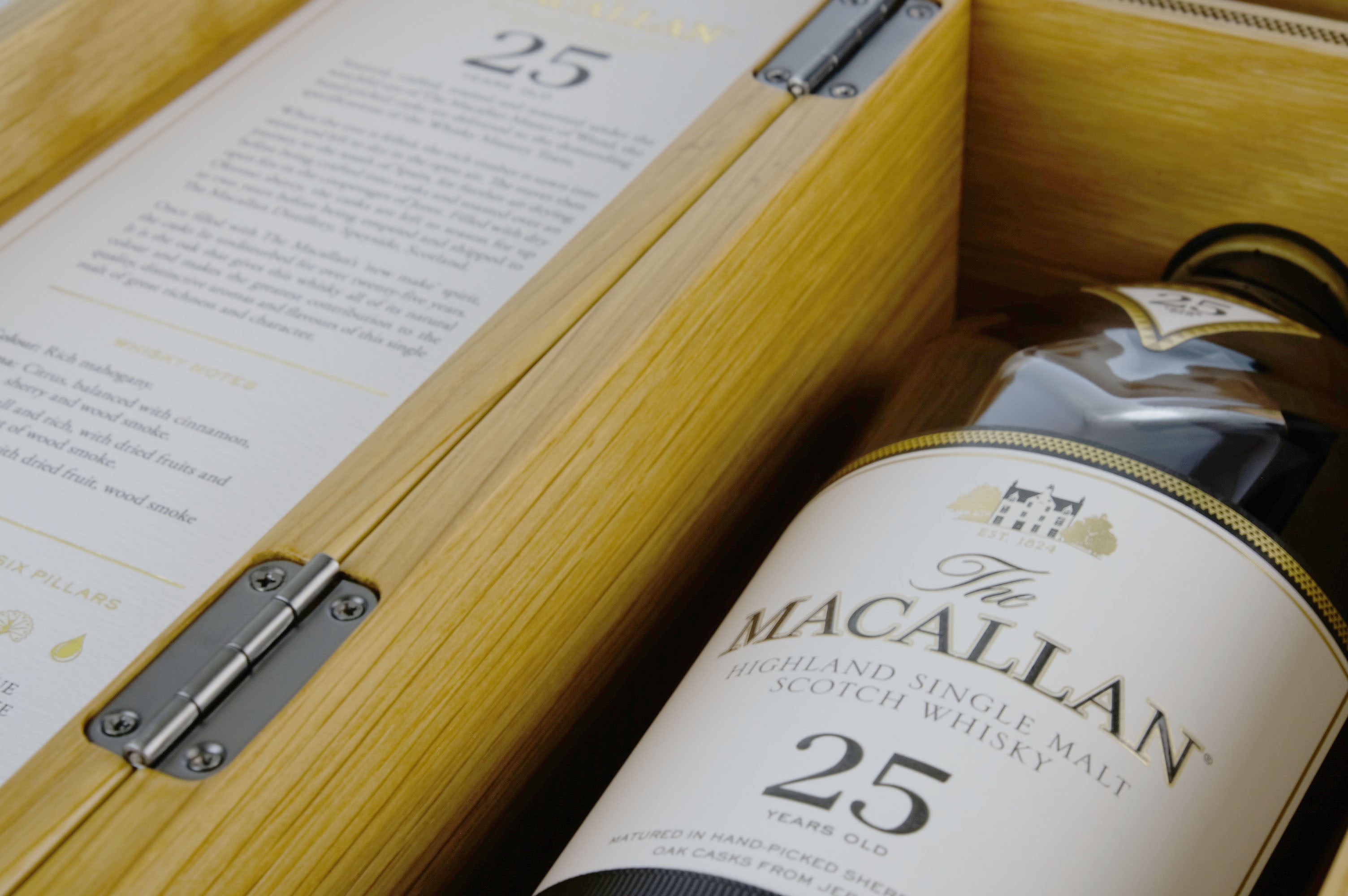 Macallan 25 Year Old Sherry Oak 2021 Release - Whisky-Online Shop